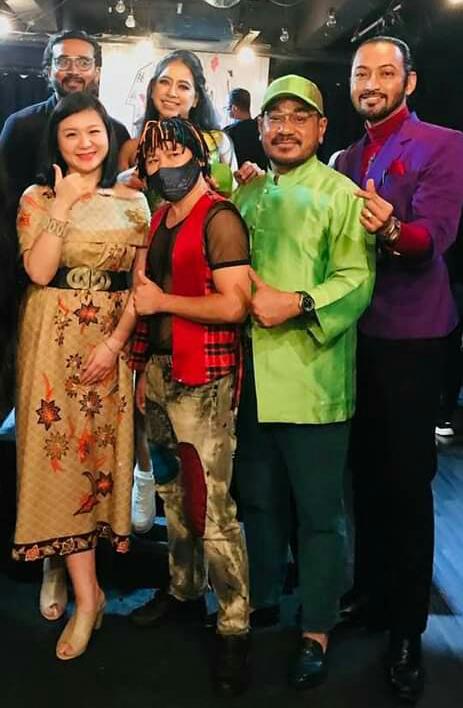 4 | Nmh Kuala Lumpur Runway Model (KLRM) Search 2020 -
Evelyn with Prakash, Modella, Qif Alvarez, Dato' Ghani and Vin Heusen