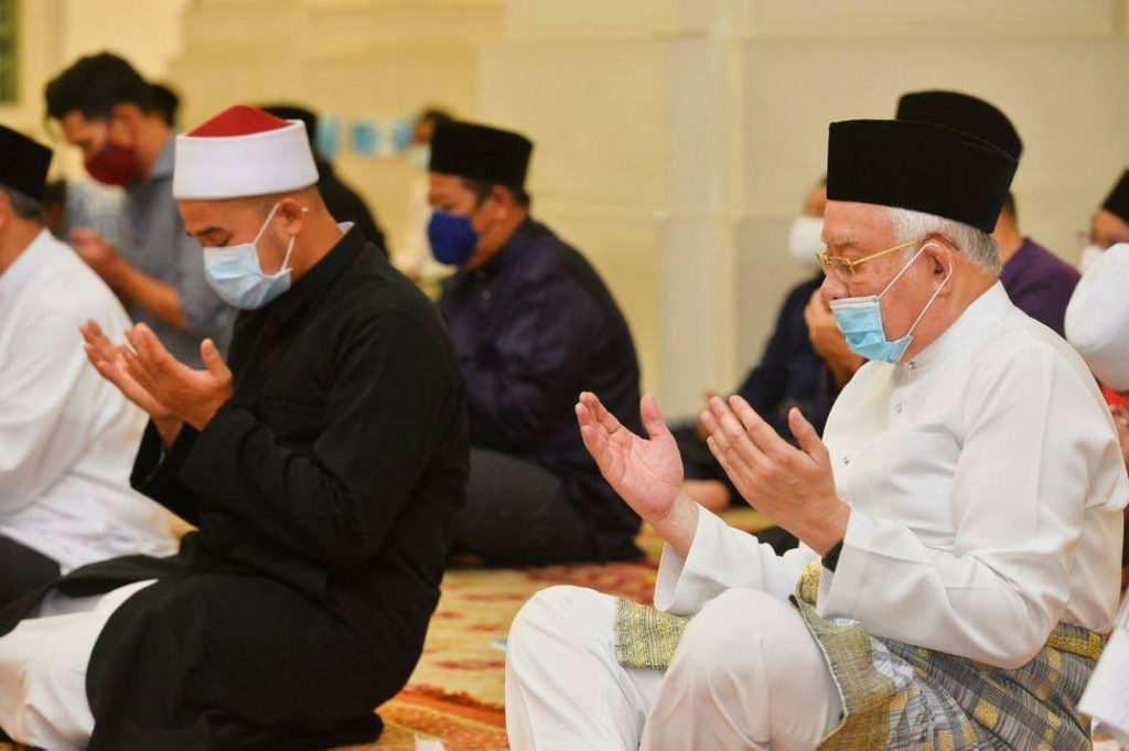 Pembacaan Doa Najib Razak semasa pemergian Tun Rahah di Masjid.