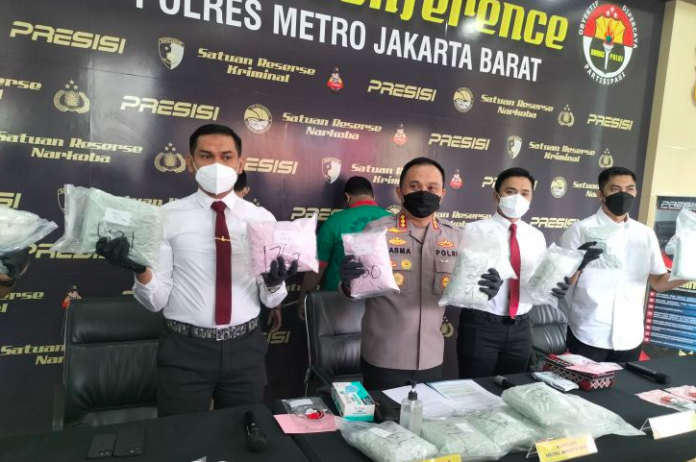 Police officers showing the seized drugs at a Media conference - Pix from Antara News