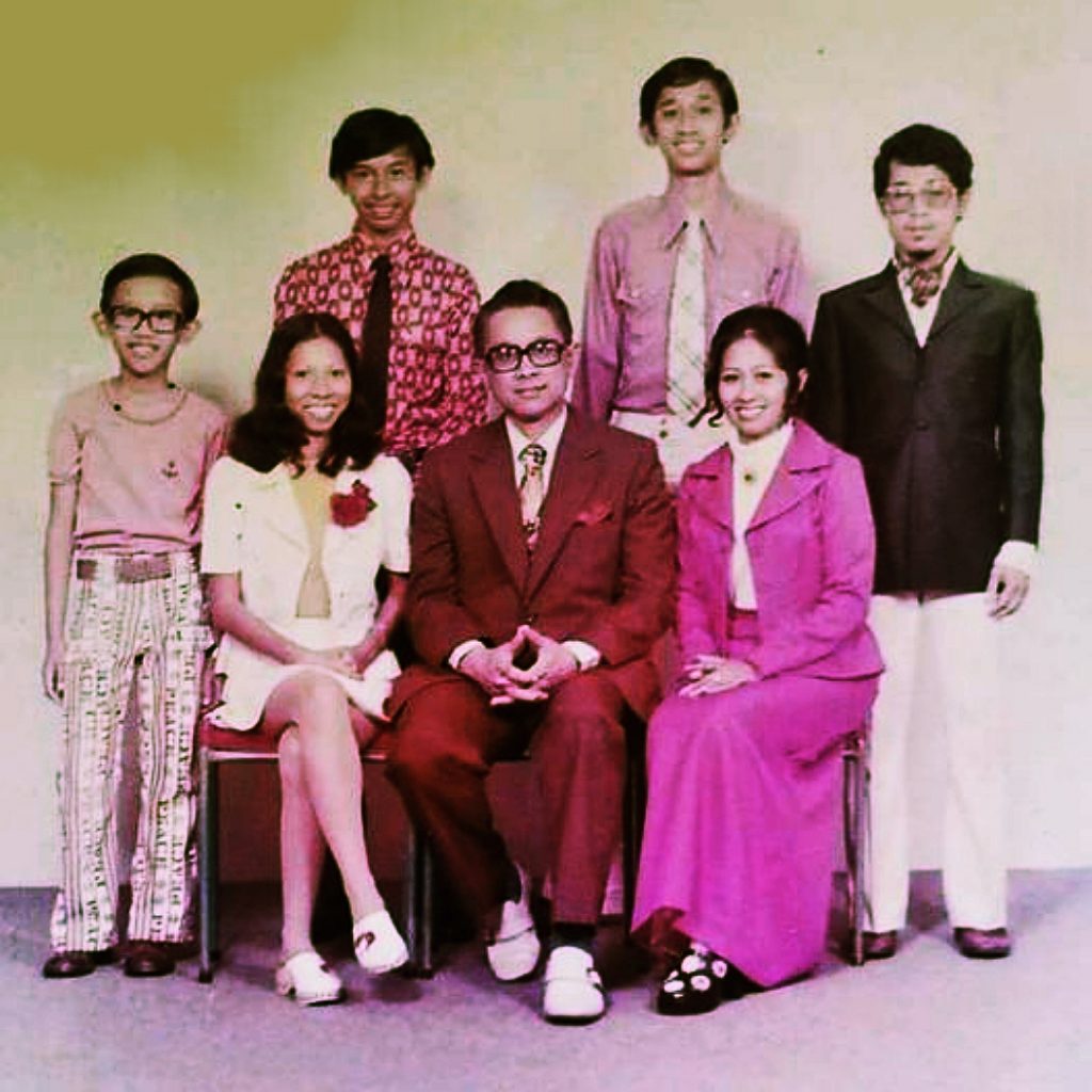 Jamil Sulong Family | Nmh Unlike His Siblings, Anwardi (standing Second from Left) Was the Only One in the Family Who Was Involved with Media, and Subsequently the Film Industry Like His Parents. - Pic Credit: Fb Nostalgia Filem Melayu